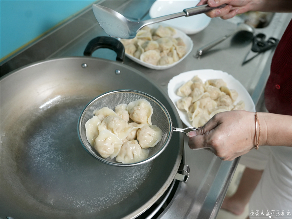 【苗栗市美食】『阿亮伯』南苗市場周末限定的人氣熟食攤！豬腳、滷味、水餃一次買回家！ @傻蛋夫妻生活札記