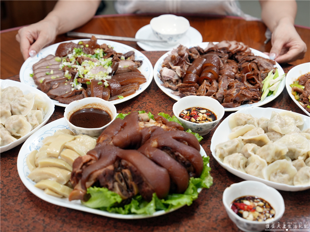 【苗栗市美食】『阿亮伯』南苗市場周末限定的人氣熟食攤！豬腳、滷味、水餃一次買回家！ @傻蛋夫妻生活札記