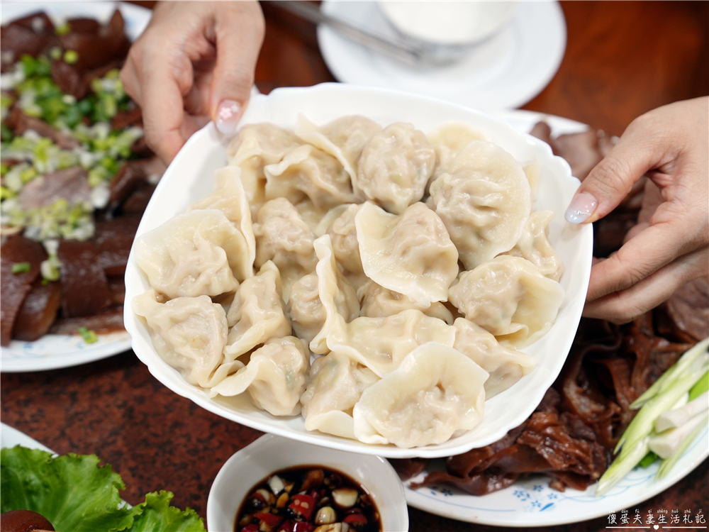 【苗栗市美食】『阿亮伯』南苗市場周末限定的人氣熟食攤！豬腳、滷味、水餃一次買回家！ @傻蛋夫妻生活札記
