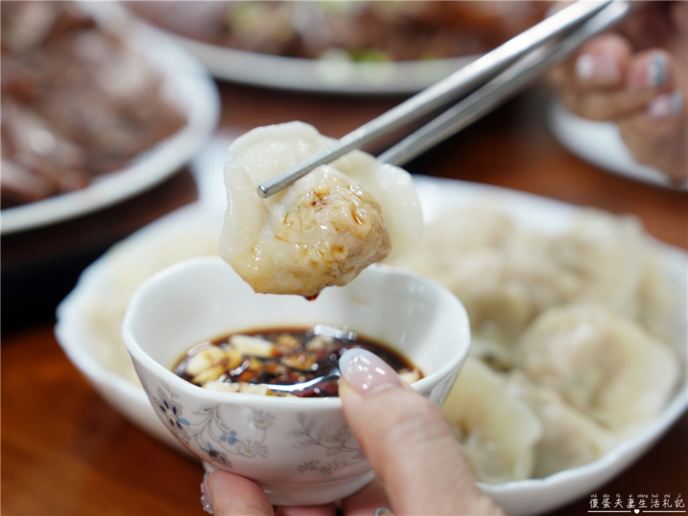 【苗栗市美食】『阿亮伯』南苗市場周末限定的人氣熟食攤！豬腳、滷味、水餃一次買回家！ @傻蛋夫妻生活札記