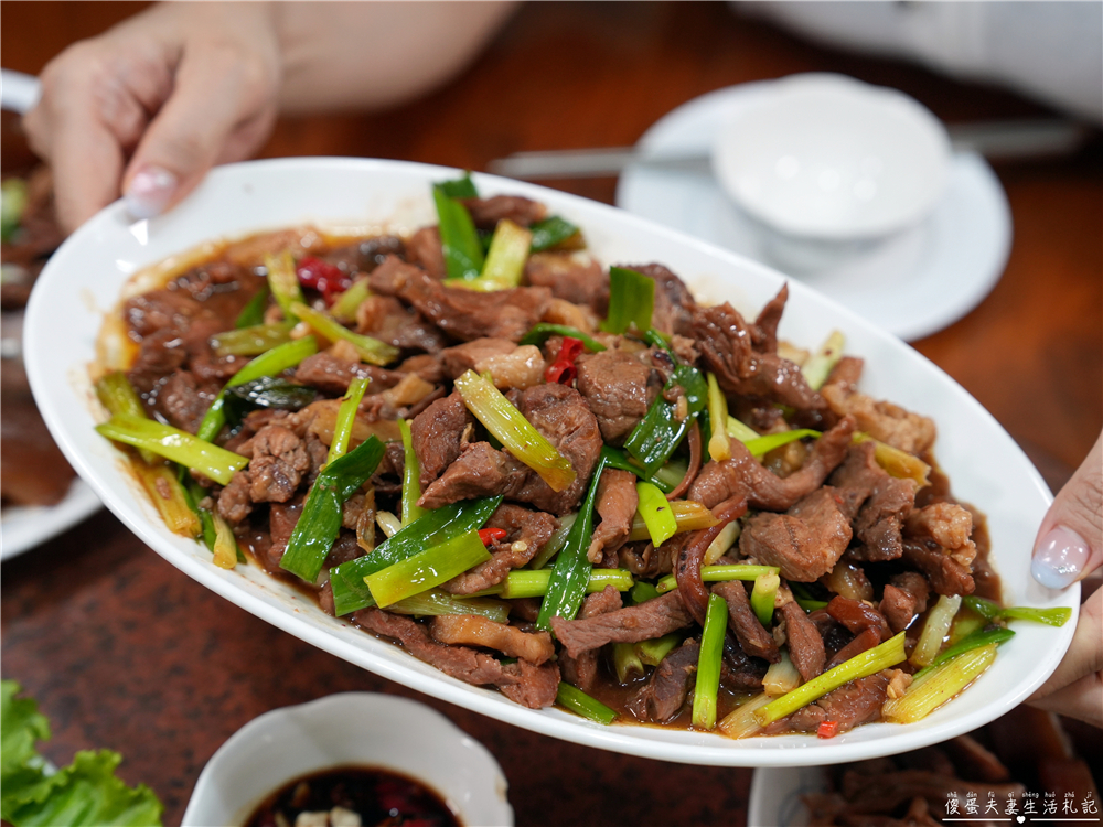 【苗栗市美食】『阿亮伯』南苗市場周末限定的人氣熟食攤！豬腳、滷味、水餃一次買回家！ @傻蛋夫妻生活札記
