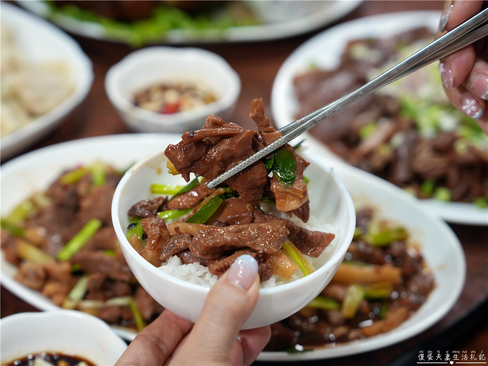 【苗栗市美食】『阿亮伯』南苗市場周末限定的人氣熟食攤！豬腳、滷味、水餃一次買回家！ @傻蛋夫妻生活札記