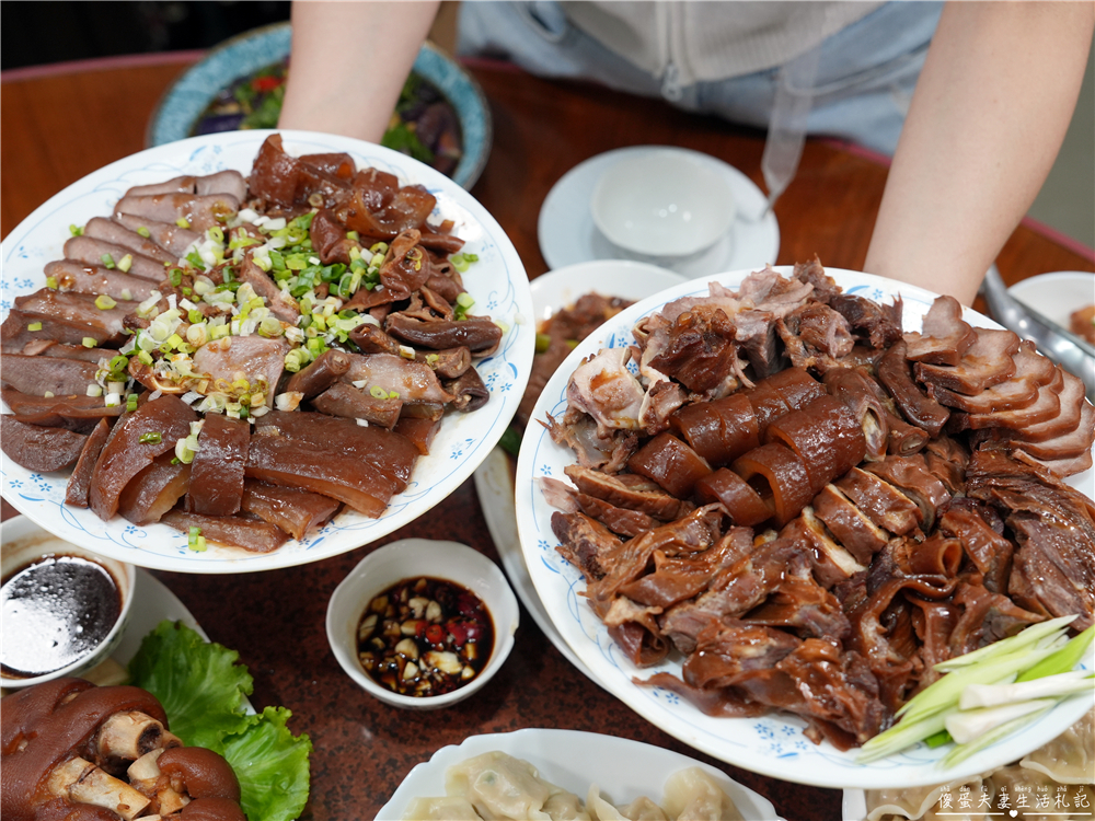 【苗栗市美食】『阿亮伯』南苗市場周末限定的人氣熟食攤！豬腳、滷味、水餃一次買回家！ @傻蛋夫妻生活札記