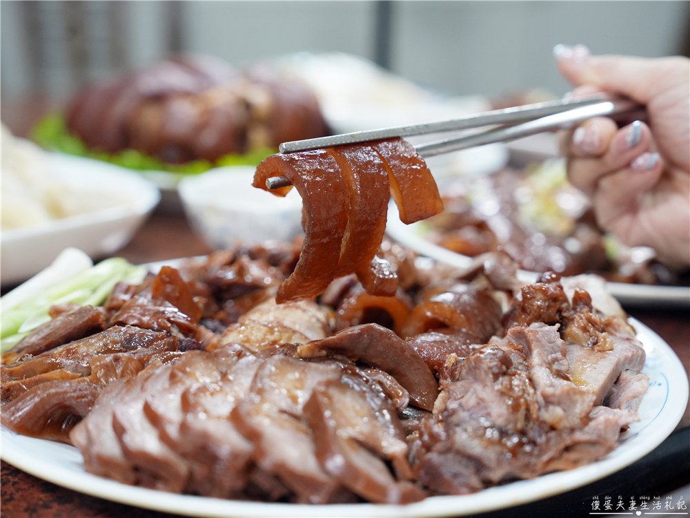 【苗栗市美食】『阿亮伯』南苗市場周末限定的人氣熟食攤！豬腳、滷味、水餃一次買回家！ @傻蛋夫妻生活札記