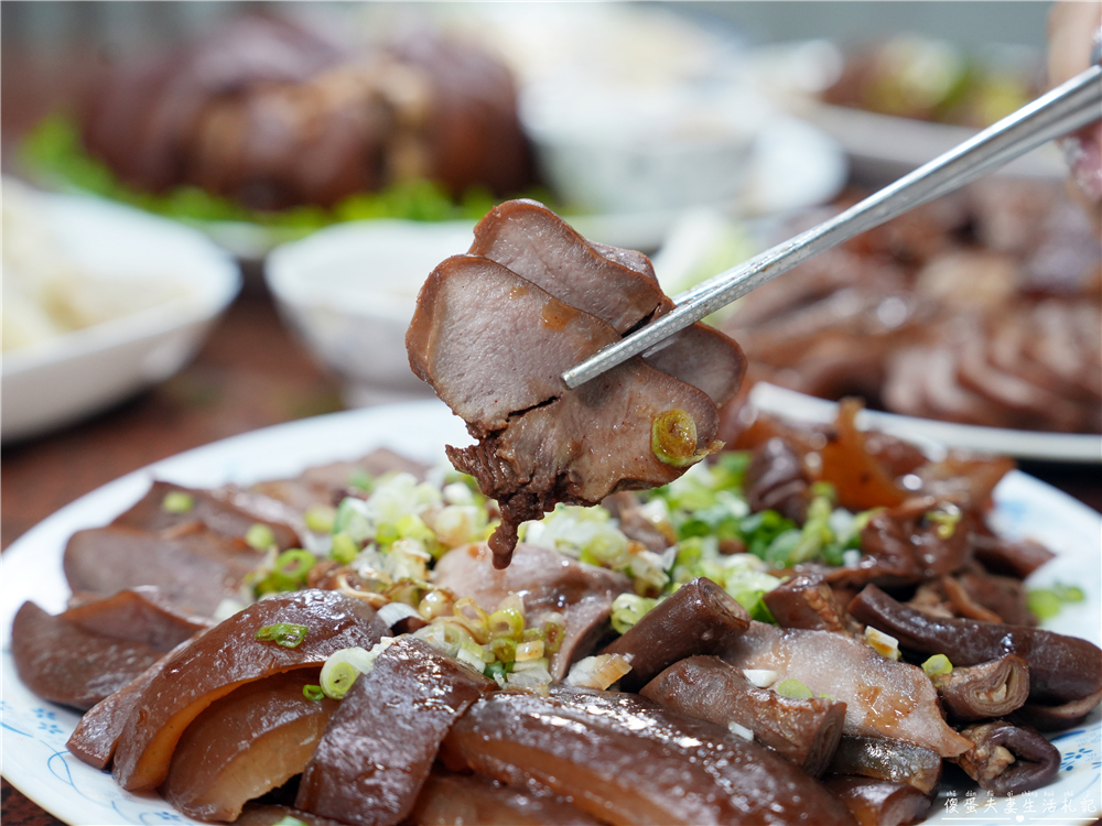 【苗栗市美食】『阿亮伯』南苗市場周末限定的人氣熟食攤！豬腳、滷味、水餃一次買回家！ @傻蛋夫妻生活札記