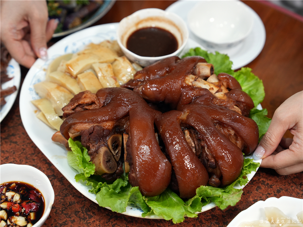 【苗栗市美食】『阿亮伯』南苗市場周末限定的人氣熟食攤！豬腳、滷味、水餃一次買回家！ @傻蛋夫妻生活札記