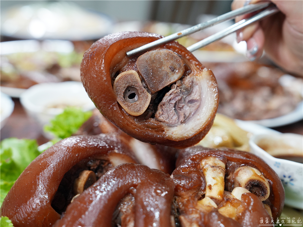【苗栗市美食】『阿亮伯』南苗市場周末限定的人氣熟食攤！豬腳、滷味、水餃一次買回家！ @傻蛋夫妻生活札記