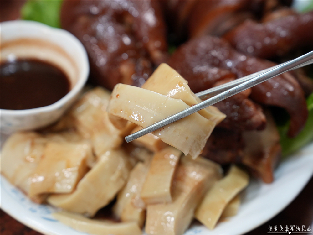 【苗栗市美食】『阿亮伯』南苗市場周末限定的人氣熟食攤！豬腳、滷味、水餃一次買回家！ @傻蛋夫妻生活札記