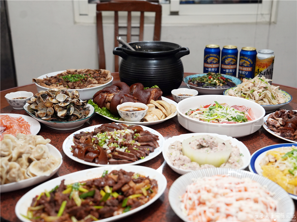 【苗栗市美食】『阿亮伯』南苗市場周末限定的人氣熟食攤！豬腳、滷味、水餃一次買回家！ @傻蛋夫妻生活札記