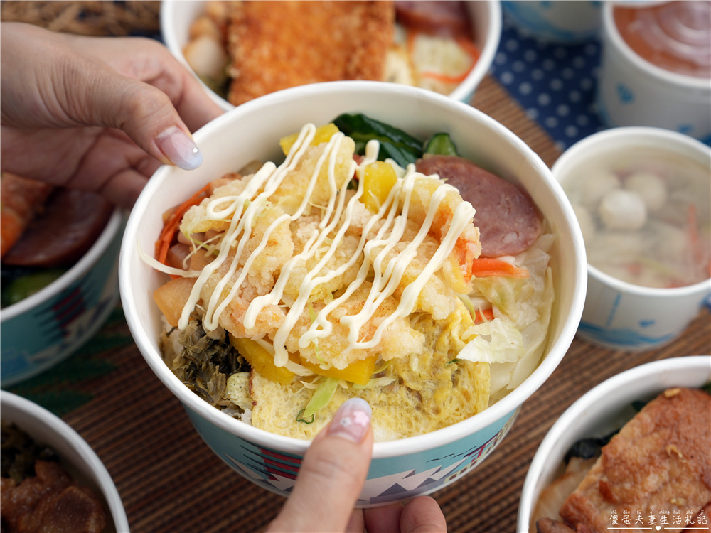 【苗栗竹南美食】『龍山排骨飯』竹南平價便當90元起！招牌大四喜超澎湃，免費湯品也很有誠意喔！ @傻蛋夫妻生活札記
