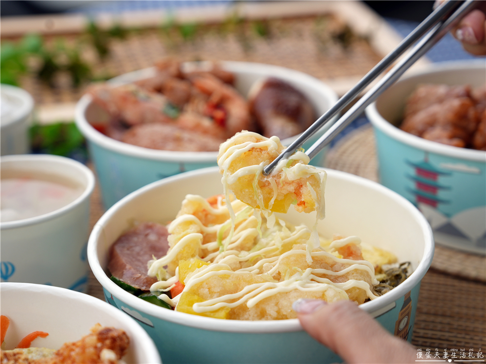 【苗栗竹南美食】『龍山排骨飯』竹南平價便當90元起！招牌大四喜超澎湃，免費湯品也很有誠意喔！ @傻蛋夫妻生活札記