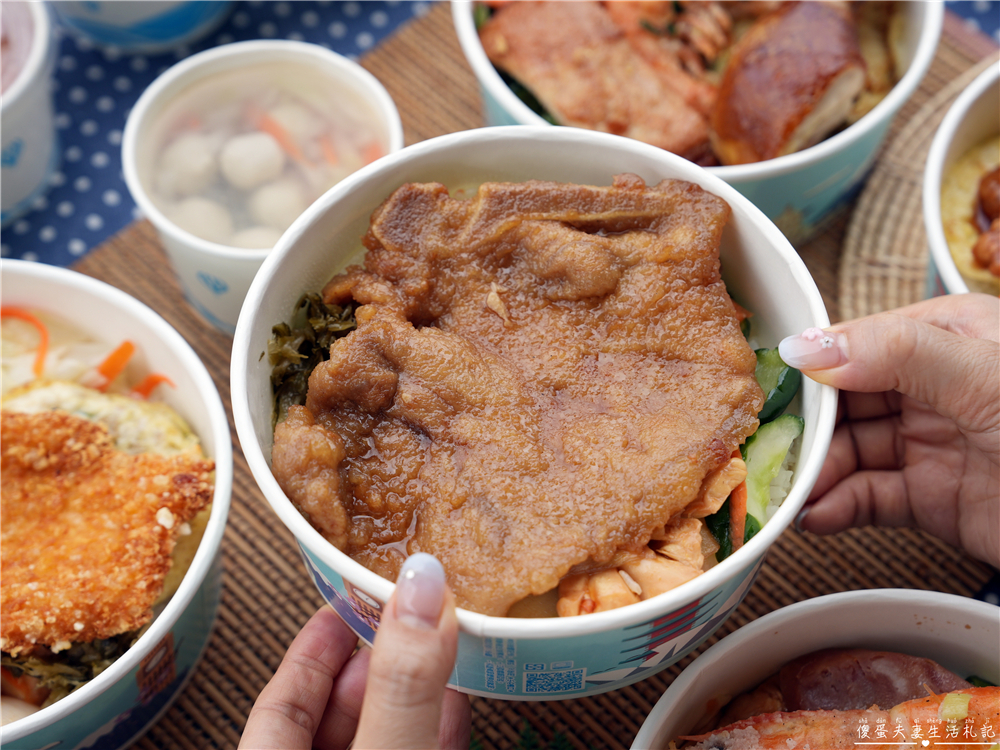 【苗栗竹南美食】『龍山排骨飯』竹南平價便當90元起！招牌大四喜超澎湃，免費湯品也很有誠意喔！ @傻蛋夫妻生活札記
