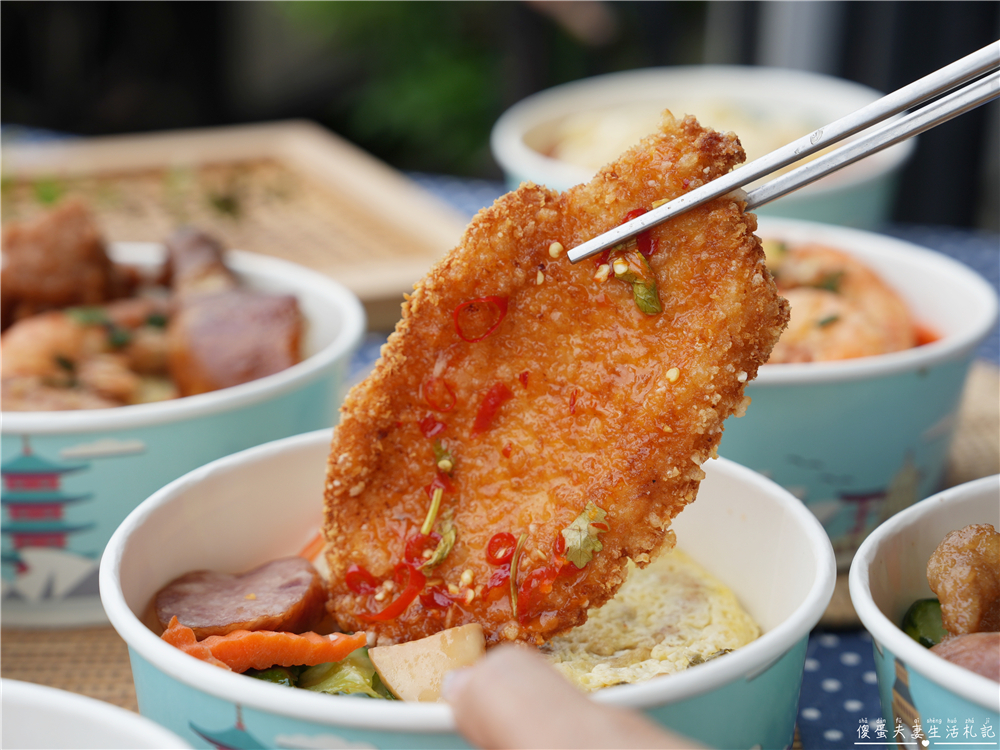 【苗栗竹南美食】『龍山排骨飯』竹南平價便當90元起！招牌大四喜超澎湃，免費湯品也很有誠意喔！ @傻蛋夫妻生活札記