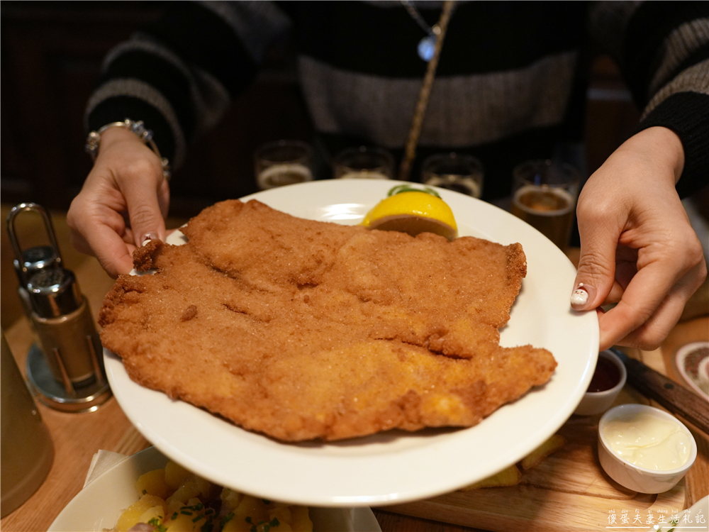 【奧地利維也納美食】『薩爾姆釀造啤酒餐廳 / Salm Br&auml;u』美景宮旁人氣名店！豬肋排、豬排配自釀啤酒超過癮~ @傻蛋夫妻生活札記