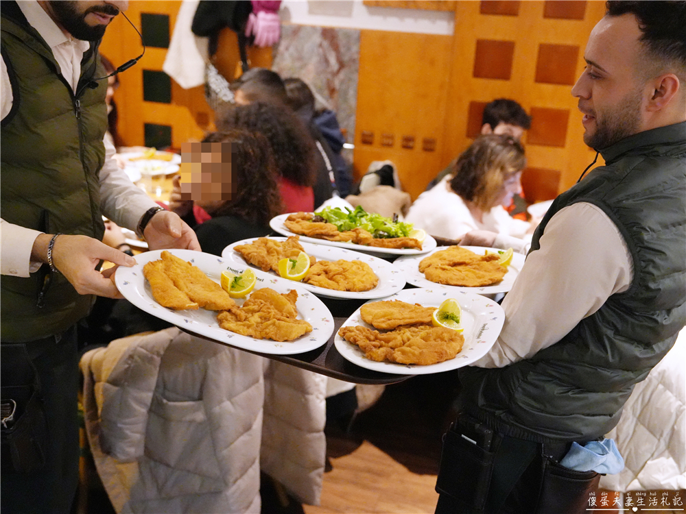 【奧地利維也納美食】『Dom Schnitzel』維也納高人氣炸排店！炸排、沙河蛋糕、皇帝煎餅都是招牌~ @傻蛋夫妻生活札記