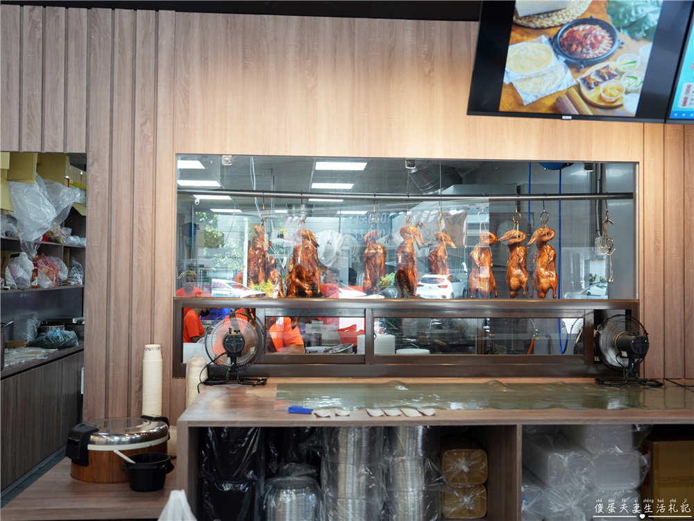 【台中太平美食】『鴨大哥港式脆皮烤鴨-太平育賢店』港式脆皮烤鴨一鴨三吃！鹹酥鴨、炒鴨架、片鴨一次滿足~~ @傻蛋夫妻生活札記