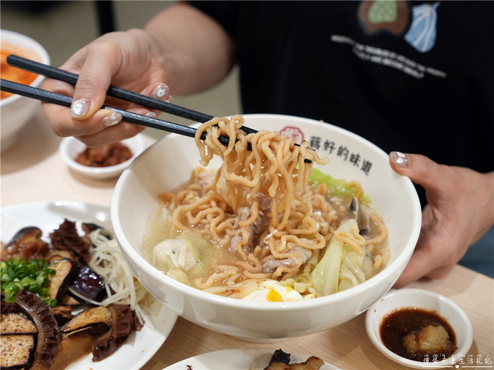 【苗栗市美食】『蔣好的味道 台式經典粥｜麵舖-苗栗府前店』文青風台式小吃！粥品、麵食、滷味一次吃~~ @傻蛋夫妻生活札記