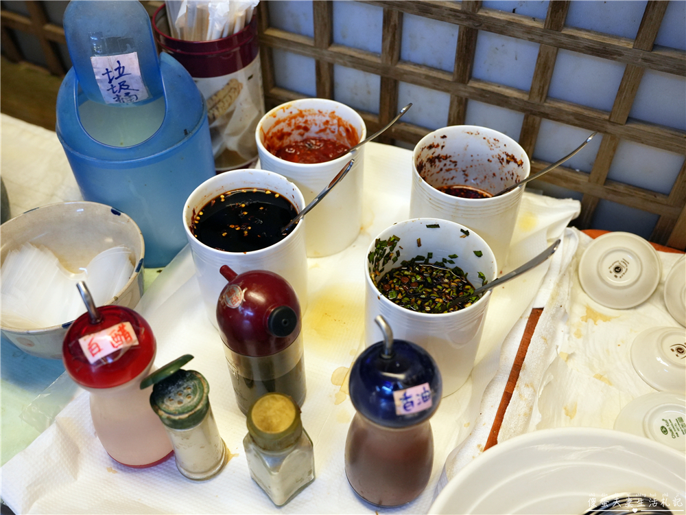 【台中北屯美食】『上席斤餅水餃店』北屯在地人氣麵食館!招牌水餃、川味擔擔麵、蔥油餅一次滿足! @傻蛋夫妻生活札記 【台中北屯美食】『上席斤餅水餃店』北屯在地人氣麵食館!招牌水餃、川味擔擔麵、蔥油餅一次滿足! @傻蛋夫妻生活札記