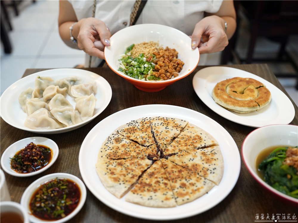 【台中北屯美食】『上席斤餅水餃店』北屯在地人氣麵食館!招牌水餃、川味擔擔麵、蔥油餅一次滿足! @傻蛋夫妻生活札記 【台中北屯美食】『上席斤餅水餃店』北屯在地人氣麵食館!招牌水餃、川味擔擔麵、蔥油餅一次滿足! @傻蛋夫妻生活札記