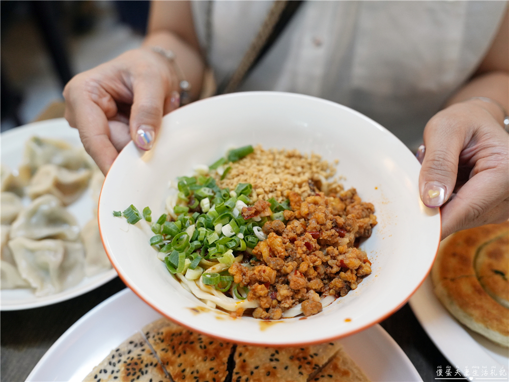 【台中北屯美食】『上席斤餅水餃店』北屯在地人氣麵食館！招牌水餃、川味擔擔麵、蔥油餅一次滿足！ @傻蛋夫妻生活札記