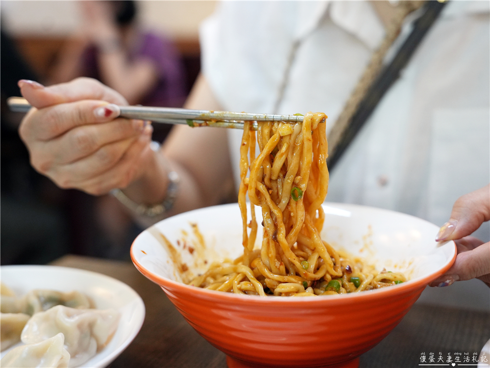 【台中北屯美食】『上席斤餅水餃店』北屯在地人氣麵食館!招牌水餃、川味擔擔麵、蔥油餅一次滿足! @傻蛋夫妻生活札記 【台中北屯美食】『上席斤餅水餃店』北屯在地人氣麵食館!招牌水餃、川味擔擔麵、蔥油餅一次滿足! @傻蛋夫妻生活札記
