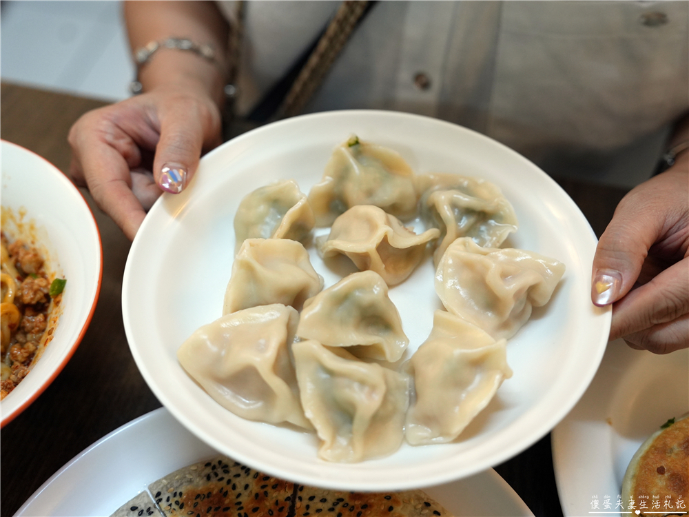 【台中北屯美食】『上席斤餅水餃店』北屯在地人氣麵食館！招牌水餃、川味擔擔麵、蔥油餅一次滿足！ @傻蛋夫妻生活札記