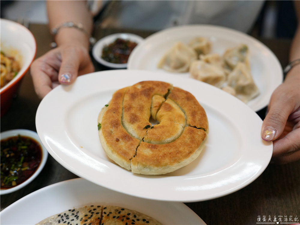 【台中北屯美食】『上席斤餅水餃店』北屯在地人氣麵食館！招牌水餃、川味擔擔麵、蔥油餅一次滿足！ @傻蛋夫妻生活札記