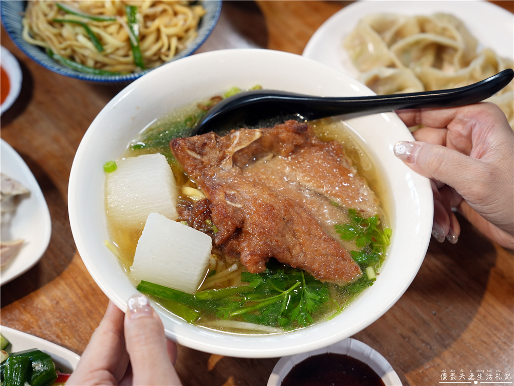 【苗栗頭份美食】『麵容餃好-頭份店』超美文青老宅風小吃！國宴客家乾板條、嫩煎古早味排骨湯麵、古早味肉燥飯通通都是招牌~ @傻蛋夫妻生活札記