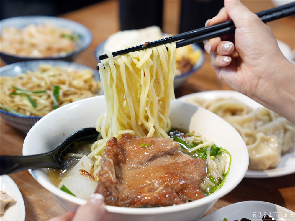 【苗栗頭份美食】『麵容餃好-頭份店』超美文青老宅風小吃！國宴客家乾板條、嫩煎古早味排骨湯麵、古早味肉燥飯通通都是招牌~ @傻蛋夫妻生活札記