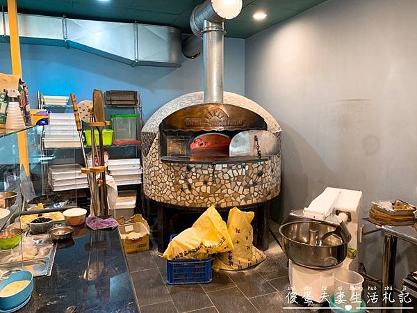 【苗栗市。美食】『卡薩拿坡里披薩』道地現做窯烤披薩，世界亞軍的好吃手藝！ @傻蛋夫妻生活札記