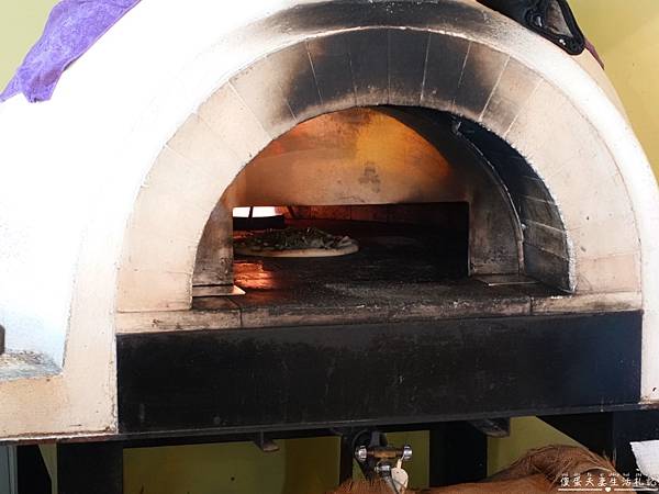 【苗栗市。美食】『柴燒卡帕尼』窯烤就是不一樣！隱藏在巷弄中的窯烤披薩及各式輕食！ @傻蛋夫妻生活札記
