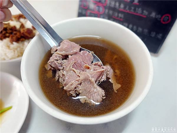 【台南中西區。美食】『康樂街牛肉湯』特色一炒半湯！號稱不輸法餐的巷子內鮮甜牛肉湯！ @傻蛋夫妻生活札記